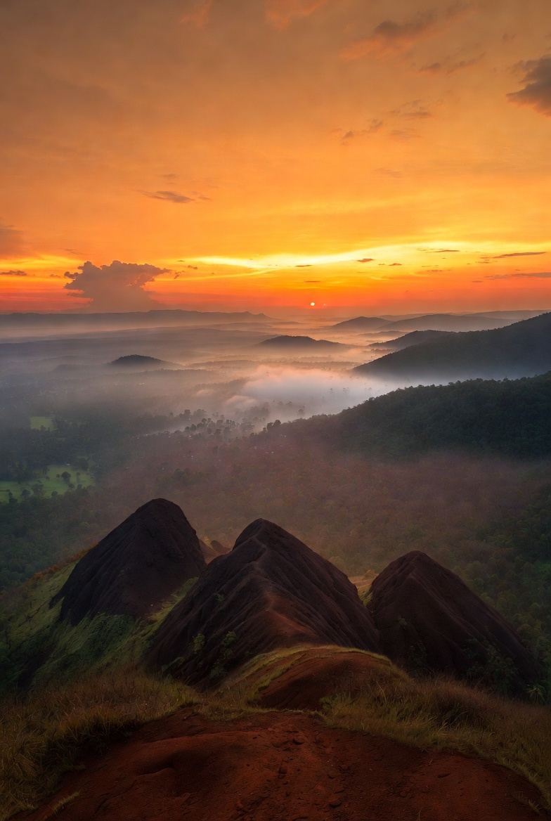 Sunrise at Ilaveezhapoonchira Kottayam trekking spot