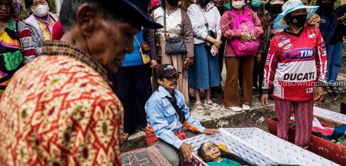 cleaning of the corpses Indonesia