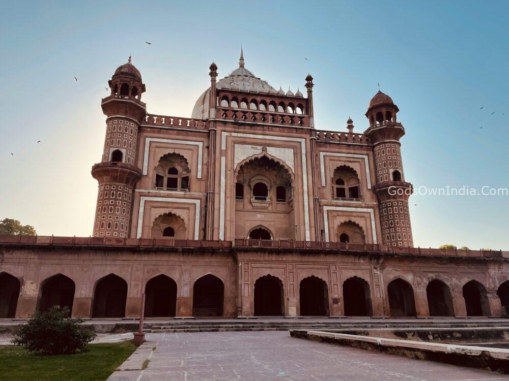 a large building with many arches and arches